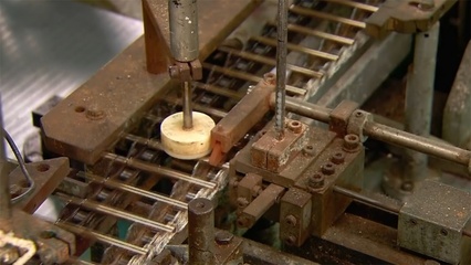 美國花幾百萬研發的太空筆技術多高端?看生產過程后感覺很簡單!